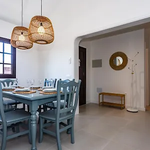 Villa Tara, Tias